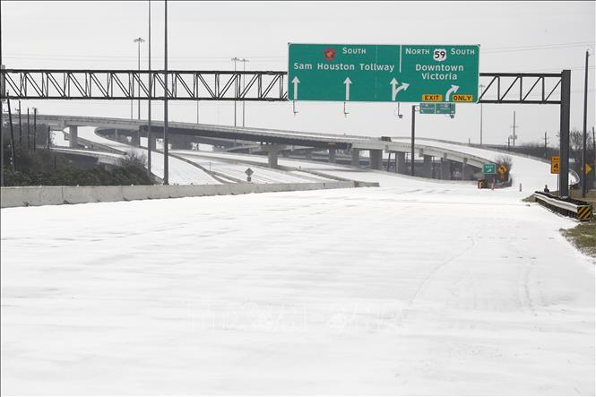 Một tuyến đường cao tốc bị đóng cửa do băng tuyết bao phủ dày đặc tại Houston, Texas, Mỹ, ngày 15/2/2021.