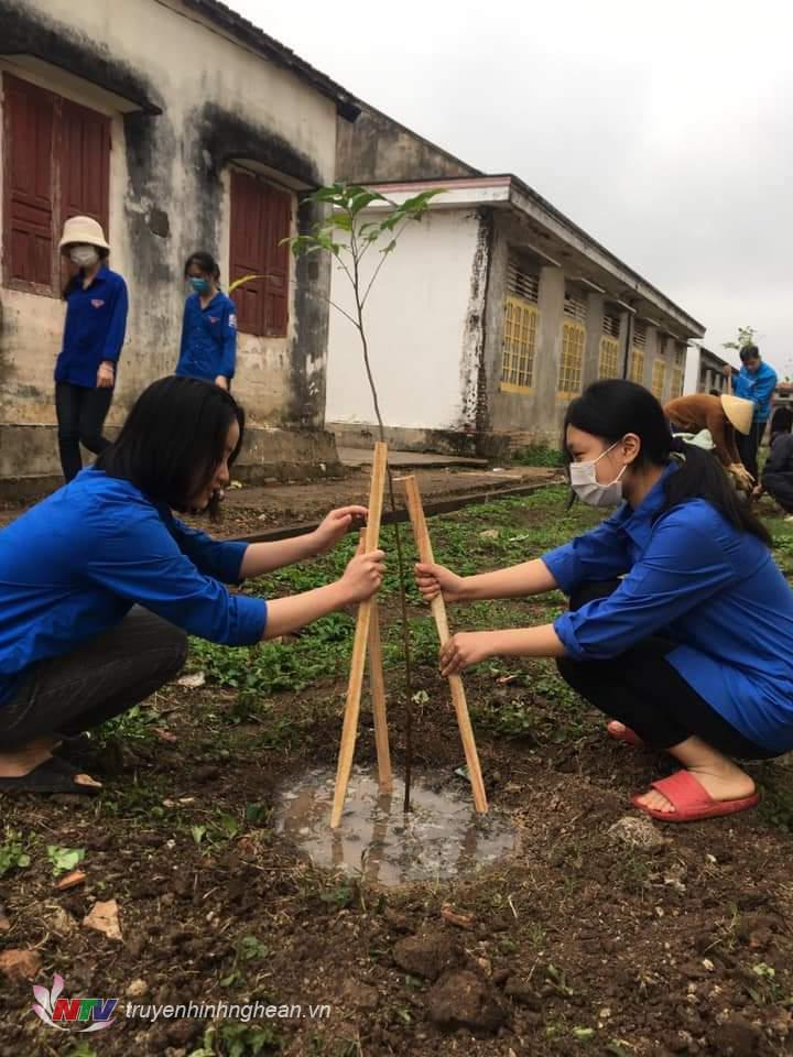 Đoàn xã Nghã Sơn trồng mới 20 cây xanh và dọn vệ sinh tại  trường Tiểu học Nghĩa Sơn