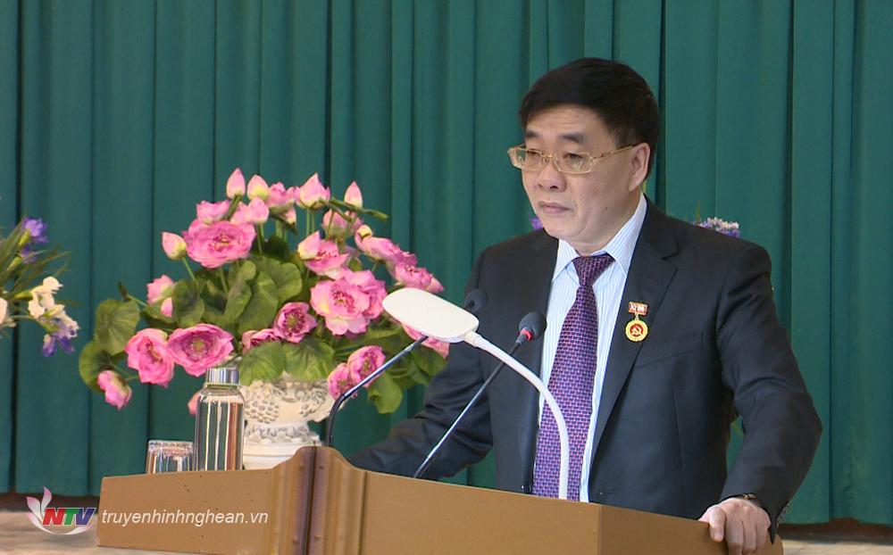 Phó Bí thư Thường trực Tỉnh ủy Nguyễn Văn Thông phát biểu tại Lễ trao tặng Huy hiệu 30 năm tuổi Đảng.