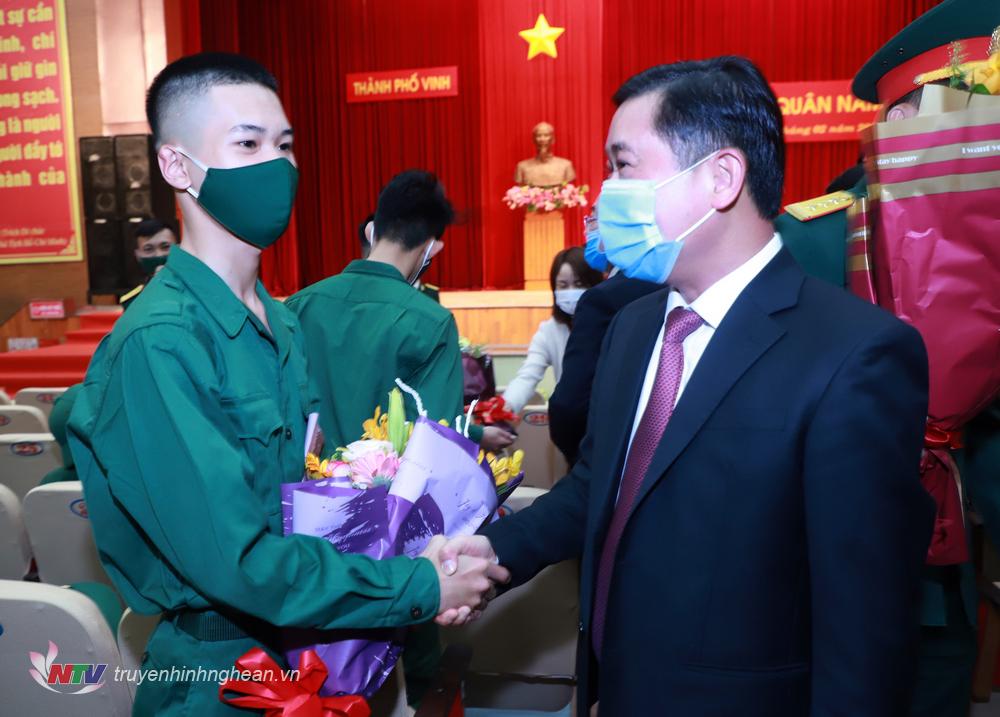 Bí thư Tỉnh uỷ Thái Thanh Quý tặng hoa, động viên thanh niên lên đường nhập ngũ.
