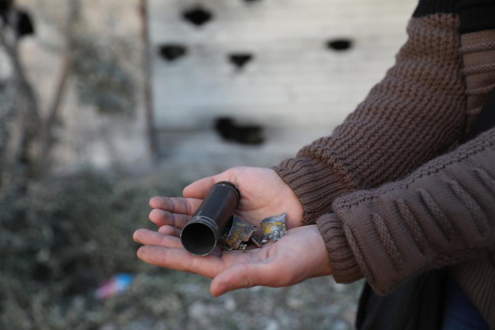 Đứa trẻ cầm vỏ đạn bên ngoài một ngôi nhà bị phá hủy trong chiến dịch của biệt kích Mỹ tại làng Atmeh, tỉnh Idlib, Syria. Ảnh: AP.

Đứa trẻ cầm vỏ đạn bên ngoài một ngôi nhà bị phá hủy trong chiến dịch của biệt kích Mỹ tại làng Atmeh, tỉnh Idlib, Syria. Ảnh: AP.
