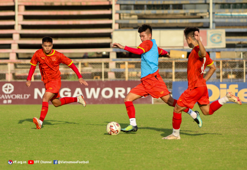 Các cầu thủ U23 Việt Nam đang tập luyện ở Campuchia chuẩn bị tham dự Giải U23 Đông Nam Á. Ảnh: VFF