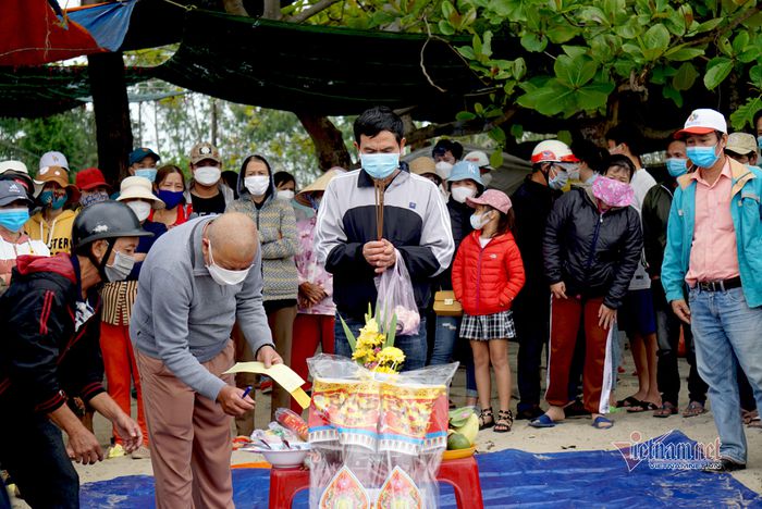 Gia đình cháu Quang và Mai Anh lập bàn thờ cầu nguyện sớm tìm thấy hai cháu