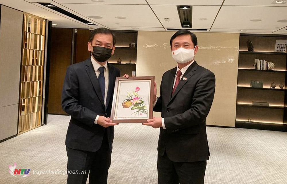 Bí thư Tỉnh ủy Thái Thanh Quý tặng quà lưu niệm đến ngài Kelvin Teo - Giám đốc điều hành (CEO) Sembcorp Development kiêm Chủ tịch Tập đoàn.
