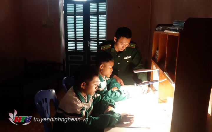 Trung úy Lương Văn Lợi, Đồn Biên phòng Keng Đu hướng dẫn, kèm cặp 2 “Con nuôi Đồn Biên phòng” của đơn vị học tập.