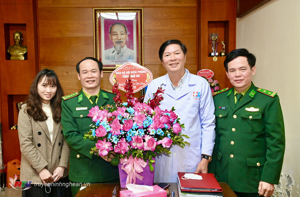 Bộ CHQS tỉnh và Bộ đội Biên phòng tỉnh chúc mừng các cơ sở y tế Nhân ngày Thầy thuốc Việt Nam