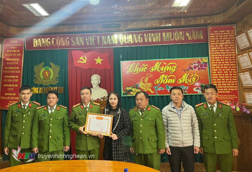 Lãnh đạo huyện Kỳ Sơn trao thưởng các cá nhân, tập thể.