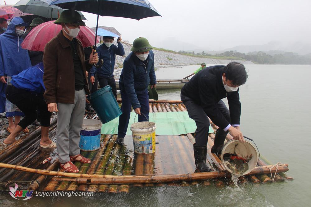 Đồng chí Lê Hồng Vinh thả cá tại lưu vực sông Lam huyện Con Cuông.