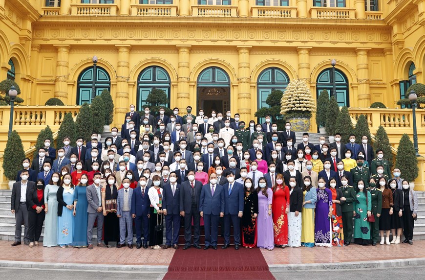  Chủ tịch nước Nguyễn Xuân Phúc chụp ảnh chung với các đại biểu. (Ảnh: TTXVN)