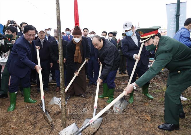 Chủ tịch nước Nguyễn Xuân Phúc tham gia Tết trồng cây tại Phú Thọ. 