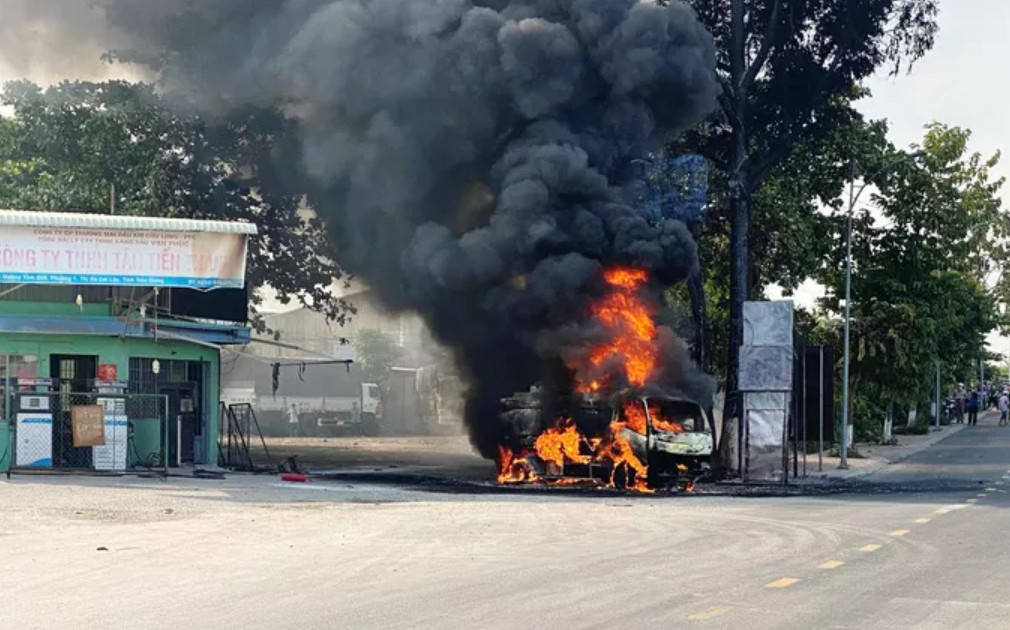 CLIP: Tài xế dũng cảm lái xe bồn đang cháy để cứu trạm xăng