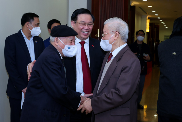 Tổng Bí thư Nguyễn Phú Trọng thăm hỏi, chúc sức khỏe các đồng chí nguyên lãnh đạo cấp cao của Đảng, Nhà nước. Ảnh: VGP/Nhật Bắc