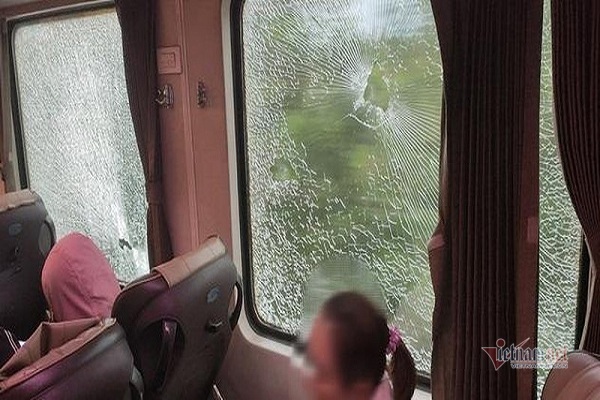 Nhiều tấm kính trên tàu bị ném vỡ, gây hoảng loạn đối với hành khách.