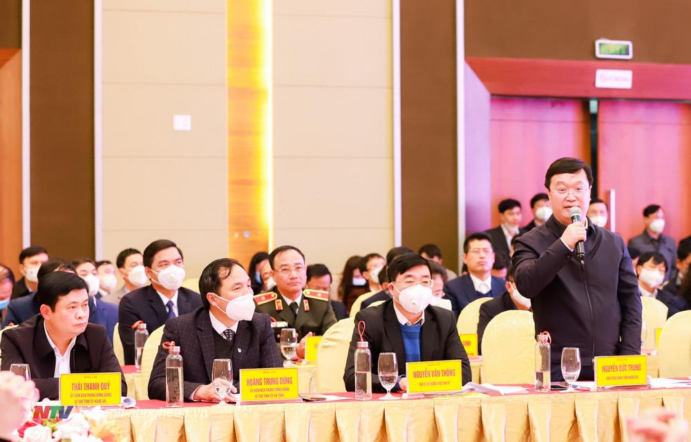 Đồng chí Nguyễn Đức Trung - Phó  Bí thư Tỉnh uỷ, Chủ tịch UBND tỉnh phát biểu tại cuộc họp.