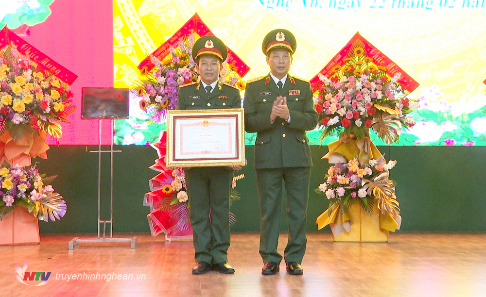 Trung tướng Trần Võ Dũng, Chính ủy Quân khu trao Bằng khen của Thủ tướng Chính phủ cho Phòng Chính sách Quân khu 4.