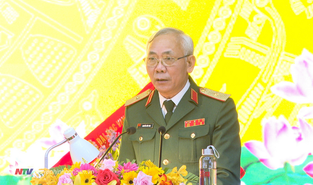 hiếu tướng Nguyễn Đức Hóa, Phó Chính ủy Quân khu phát biểu tại buổi lễ.
