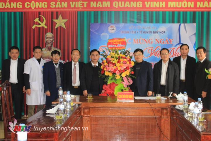 Đoàn công tác của UBND tỉnh và lãnh đạo huyện Quỳ Hợp tặng hoa chúc mừng Trung tâm Y tế huyện Quỳ Hợp