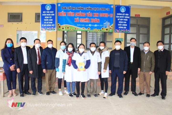 Thăm, kiểm tra và tặng quà cho Trạm y tế xã Nghĩa Xuân nhân kỷ niệm Ngày Thầy thuốc Việt