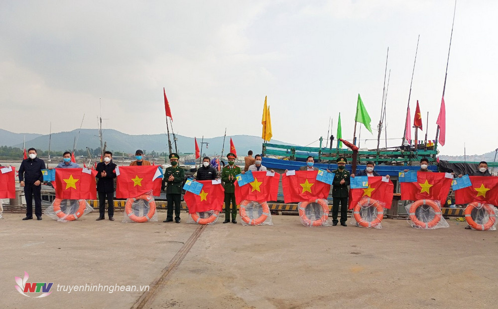 1.Lãnh đạo Thị ủy, đồn Biên phòng Quỳnh Phương và Thị Đoàn Hoàng Mai trao tặng quà cho các thuyền viên phường Quỳnh Phương