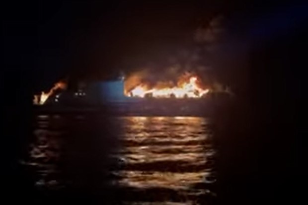 Con tàu bị bốc cháy dữ dội. (Nguồn: Greekreporter)