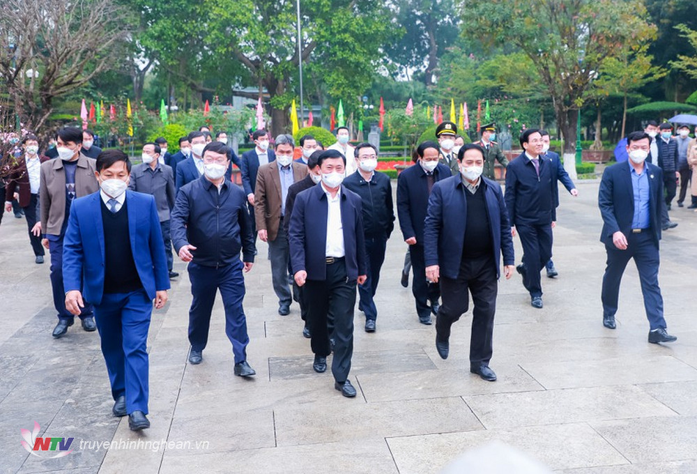 Thủ tướng Chính phủ Phạm Minh Chính cùng đoàn đại biểu về dâng hoa, dâng hương tại Khu Di tích Quốc gia đặc biệt Kim Liên, Nam Đàn, Nghệ An.