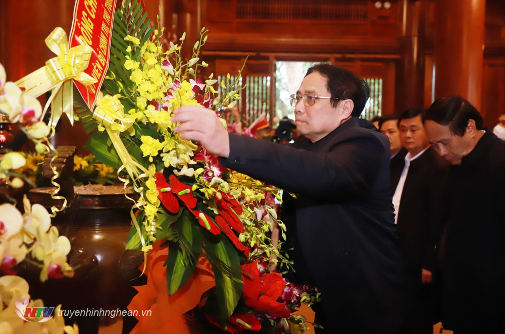 Thủ tướng Chính phủ Phạm Minh Chính dâng hoa tại Khu Di tích Quốc gia đặc biệt Kim Liên.