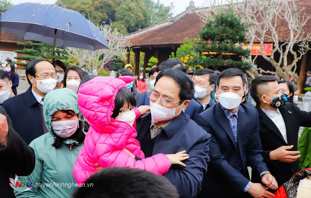 Thủ tướng Chính phủ Phạm Minh Chính thăm hỏi người dân về thăm Khu Di tích Quốc gia đặc biệt Kim Liên đầu Xuân Nhâm Dần 2022. 