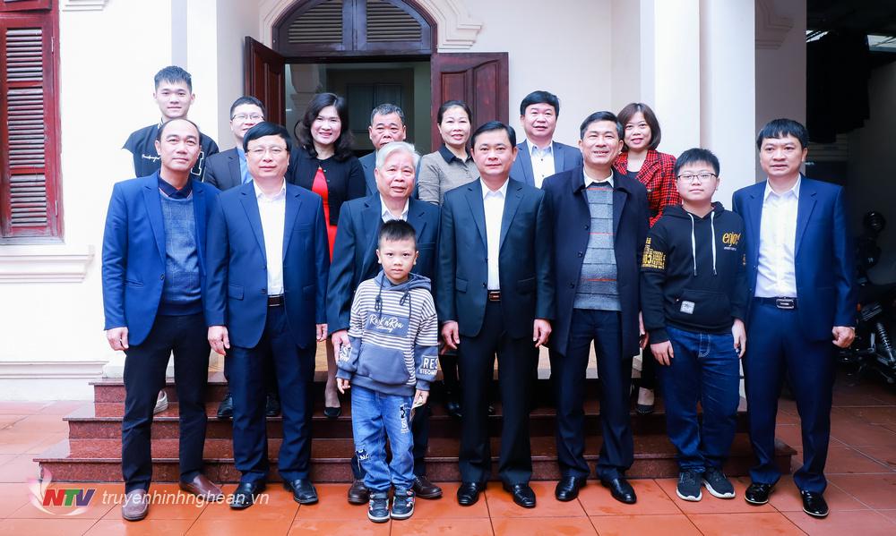 Bí thư Tỉnh ủy Nghệ An Thái Thanh Quý và các đồng chí trong đoàn cùng chụp ảnh lưu niệm cùng gia đình Nhà giáo nhân dân Lê Văn Phớt.