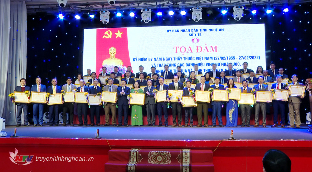 Trao tặng danh hiệu vinh dự Nhà nước Thầy thuốc Ưu tú cho 50 thầy thuốc Nghệ An.