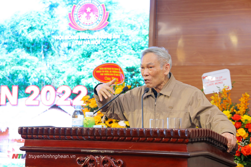 Đồng chí Trương Đình Tuyển phát biểu nhấn mạnh cần phát huy truyền thống tốt đẹp của người Nghệ An trên tất cả lĩnh vực. 