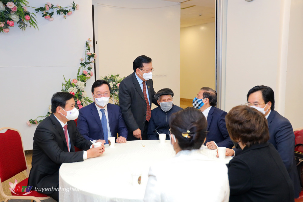 Các đồng chí lãnh đạo tỉnh trò chuyện với các đồng hương Nghệ An tại Hà Nội bên lề hội nghị.