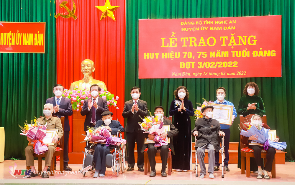 Bí thư Tỉnh ủy Thái Thanh Quý trao Huy hiệu Đảng cho các đảng viên lão thành ở Nam Đàn
