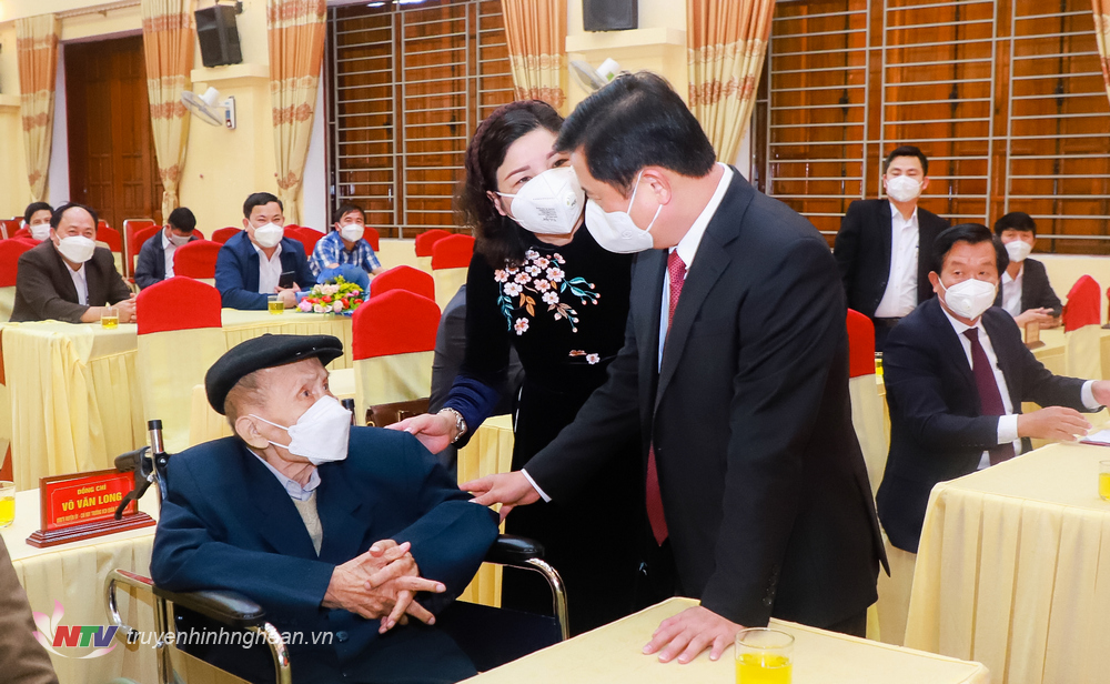 Bí thư Tỉnh ủy Thái Thanh Quý thăm hỏi, chúc sức khỏe đảng viên Dương Bảy năm nay 103 tuổi.