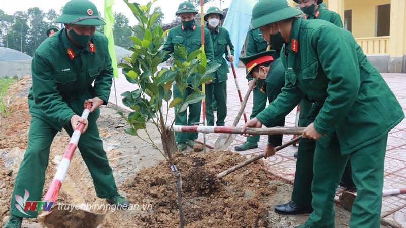 các cơ quan đơn vị trực thuộc Bộ CHQS tỉnh đồng loạt tổ chức trồng cây tại các cơ quan đơn vị mình.