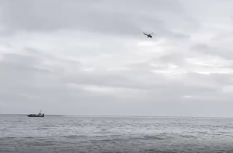 Máy bay trực thăng được huy động để tìm kiếm nạn nhân vụ chìm ca nô ngoài biển Cửa Đại.