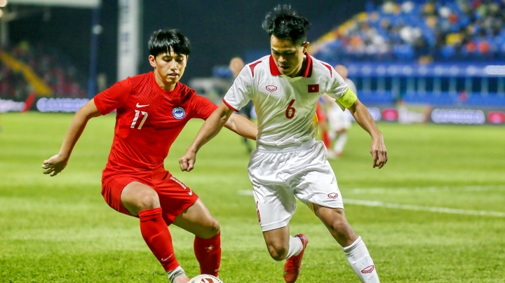 U23 Việt Nam (áo trắng) vừa thắng 7-0 trước U23 Singapore. 