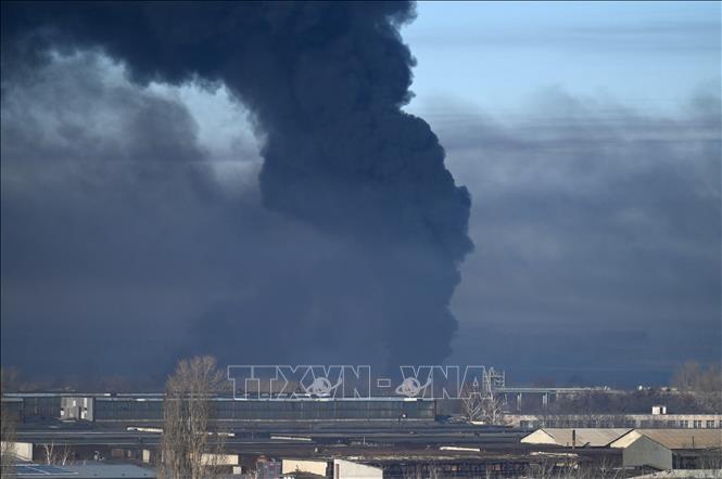 Khói bốc lên tại sân bay quân sự ở Chuguyev, gần Kharkiv, Ukraine ngày 24/2/2022. Ảnh minh họa: AFP/TTXVN