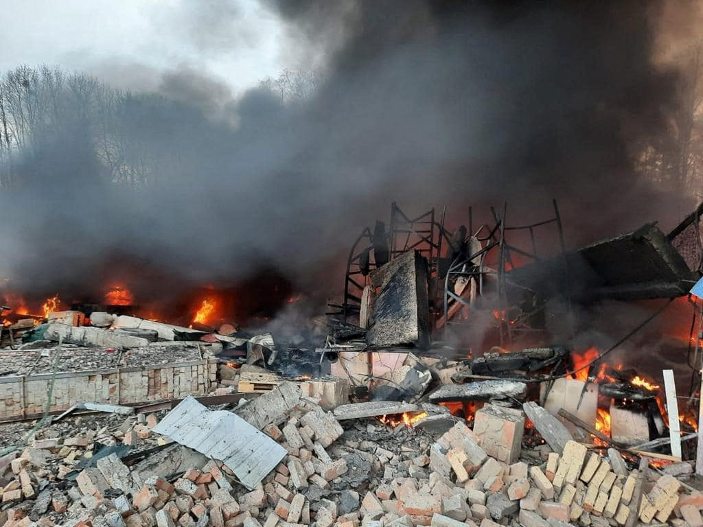 Cảnh đổ nát tại một vị trí ở Kiev sau cuộc pháo kích của Nga. Ảnh: Reuters.