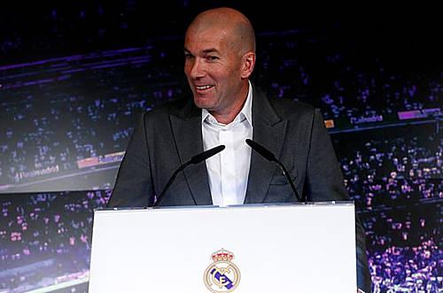 Zidane trong cuộc họp báo, công bố quyết định trở lại Real.