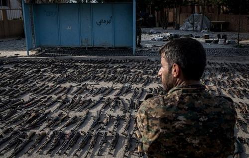 Vũ khí của IS bị Lực lượng Dân chủ Syria thu giữ.
