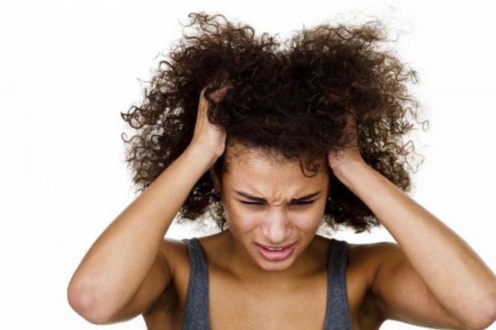 Tóc khô và mỏng: Tóc khô có thể được gây ra bởi việc nhuộm tóc, sấy tóc hay bơi trong nước có chất tẩy clo. Tuy vậy, đôi khi mái tóc khô và mỏng lại là dấu hiệu của những vấn đề sức khỏe đáng lưu ý, trong đó có bệnh suy giáp.Tóc khô và mỏng: Tóc khô có thể được gây ra bởi việc nhuộm tóc, sấy tóc hay bơi trong nước có chất tẩy clo. Tuy vậy, đôi khi mái tóc khô và mỏng lại là dấu hiệu của những vấn đề sức khỏe đáng lưu ý, trong đó có bệnh suy giáp.