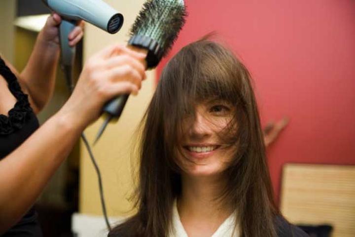 ​  Tóc hư tổn: Sử dụng máy sấy tóc và các hóa chất tạo kiểu hoặc tạo màu tóc có thể khiến tóc hư tổn, trở nên khô và dễ gãy rụng. Đối với trường hợp này, mái tóc không tiết lộ gì nhiều về tình trạng sức khỏe của bạn.  ​