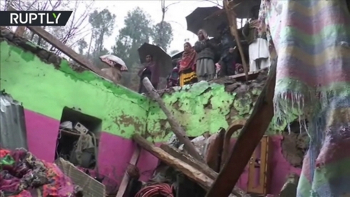 Ngôi nhà đổ nát của những người thiệt mạng tại quận Poonch (Kashmir) sau khi bị đạn pháo của Pakistan bắn trúng.