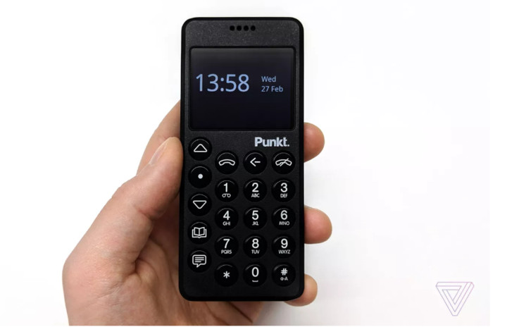 Điện thoại tối giản tốt nhất là PUNKT MP02. Sản phẩm kết hợp được cả sự tối giản tinh tế nhưng vẫn đảm bảo những chức năng cơ bản của điện thoại.
