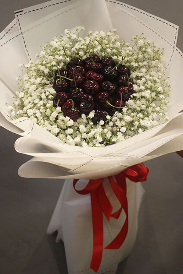Ngoài dâu tây, nhiều loại quả khác cũng được lựa chọn đưa vào bó thành hoa. Bó hoa được gói bằng trái cherry có giá dao động từ 450.000 - 2.500.000.