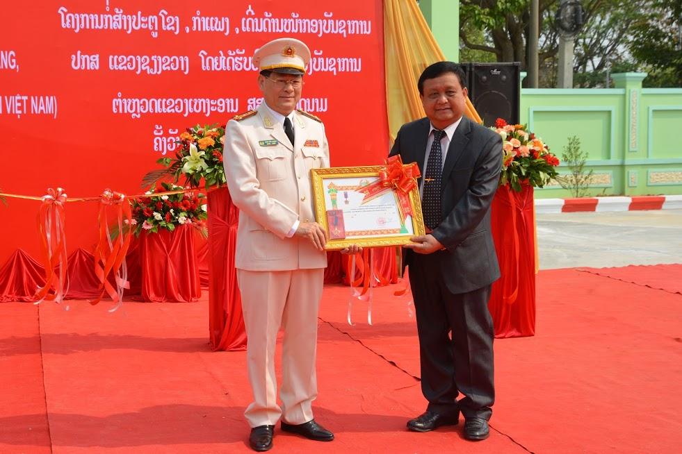 Đồng chí Bun Tổn Chăn Thạ Phon, Bí thư Tỉnh ủy, Tỉnh trưởng Xiêng Khoảng trao tặng Huân chương lao động hạng Ba cho Công an tỉnh Nghệ An