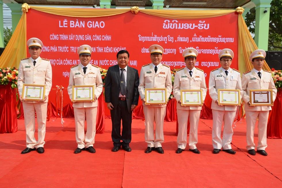 Đồng chí Bun Tổn Chăn Thạ Phon, Bí thư Tỉnh ủy, Tỉnh trưởng Xiêng Khoảng trao tặng Bằng khen cho các cá nhân thuộc Công an tỉnh Nghệ An