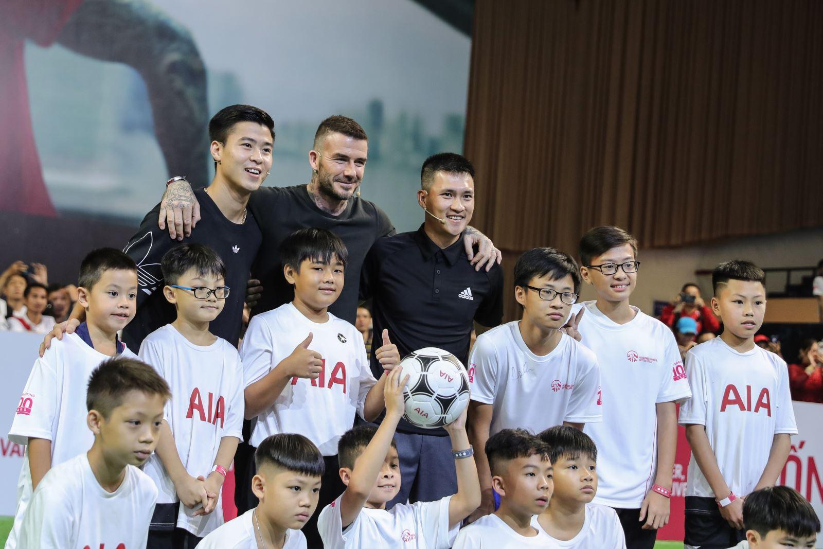 David Beckham giao lưu và chụp hình với cầu thủ Duy Mạnh (U23 Việt Nam) và cựu cầu thủ Lê Công Vinh.