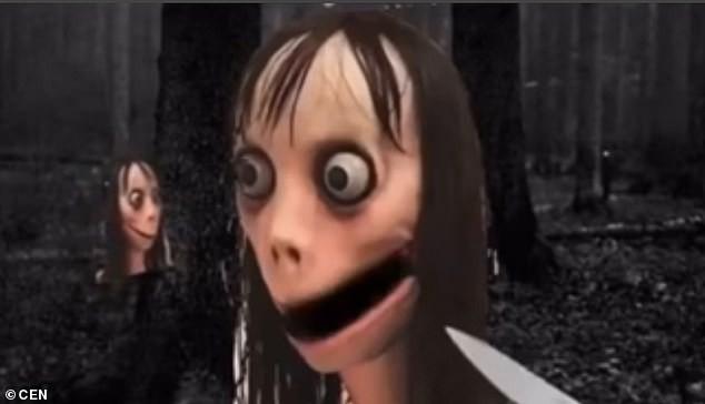 Momo xuất hiện trong clip với mái tóc đen dài, mắt to lồi và miệng rộng bất thường.