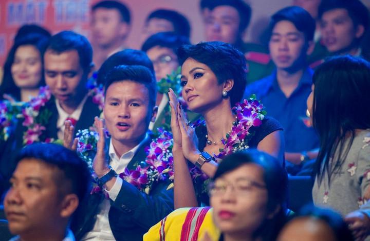 Gương mặt trẻ Việt Nam tiêu biểu năm 2018, Hoa hậu Hoàn vũ Việt Nam H'Hen Niê (bên phải) và cầu thủ Quang Hải tại Lễ tuyên dương. 